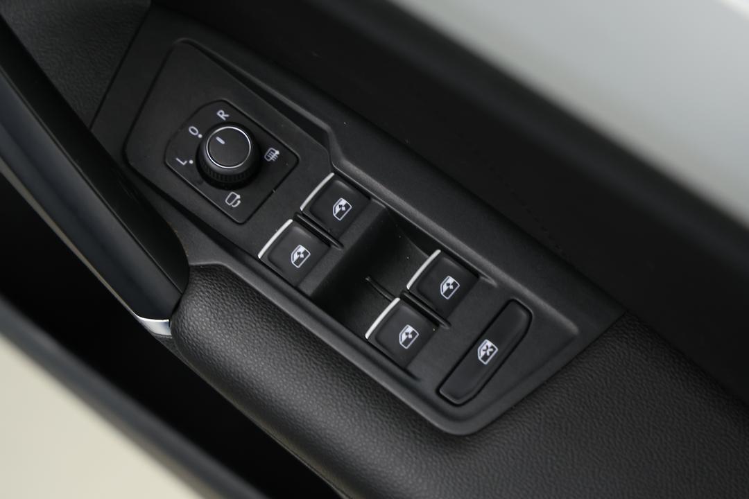 2018 Volkswagen Tiguan 132 Tsi Comfortline, Automatic, 107338 km, Drivers Side Door Panel Controls