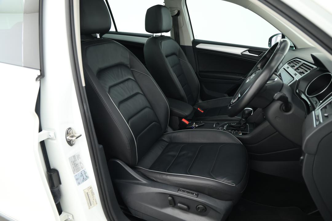 2018 Volkswagen Tiguan 132 Tsi Comfortline, Automatic, 107338 km, Right Side Front Door Cabin View