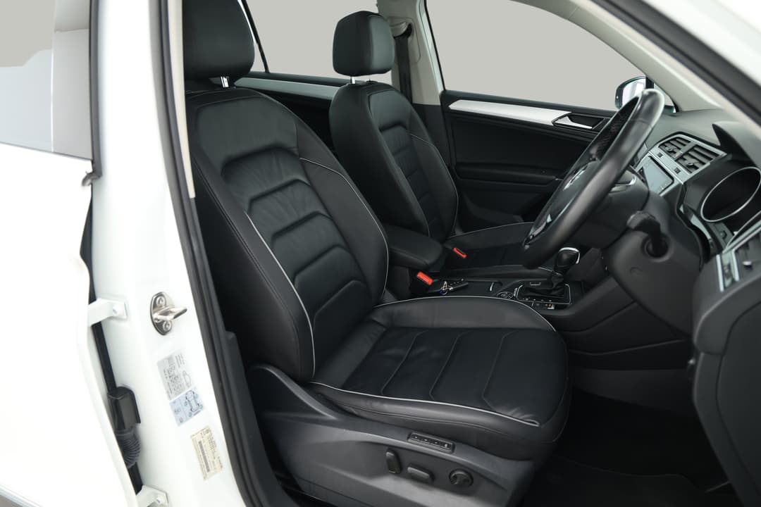2018 Volkswagen Tiguan 132 Tsi Comfortline, Automatic, 107338 km, Right Side Front Door Cabin View