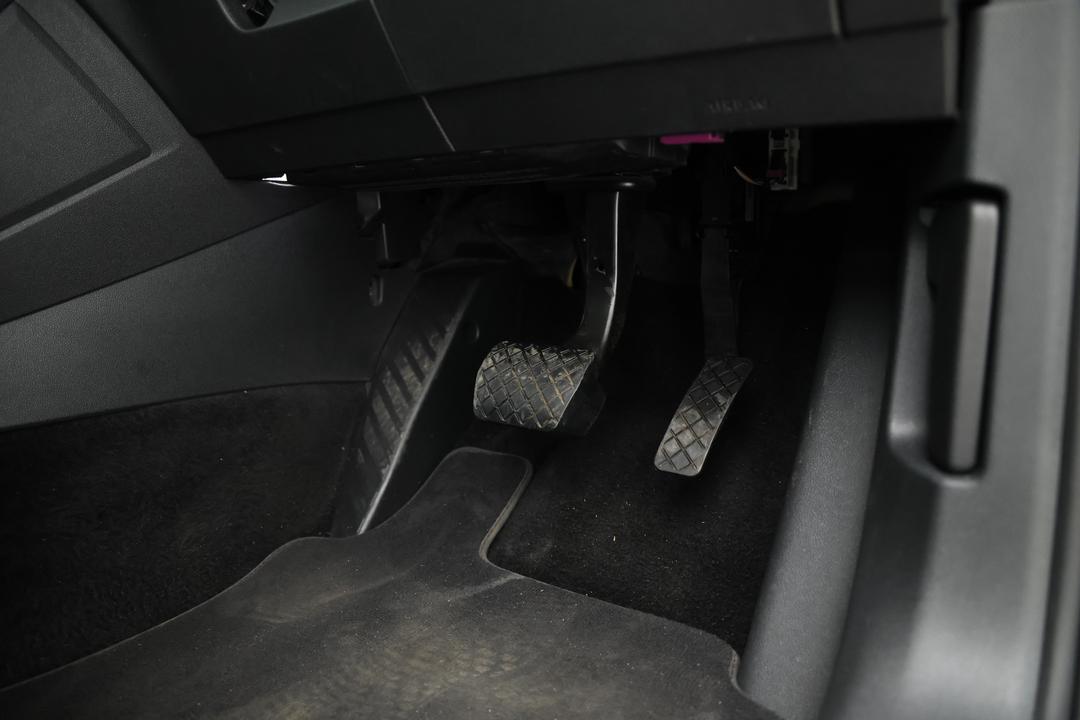 2018 Volkswagen Tiguan 132 Tsi Comfortline, Automatic, 107338 km, Pedals and Footmat