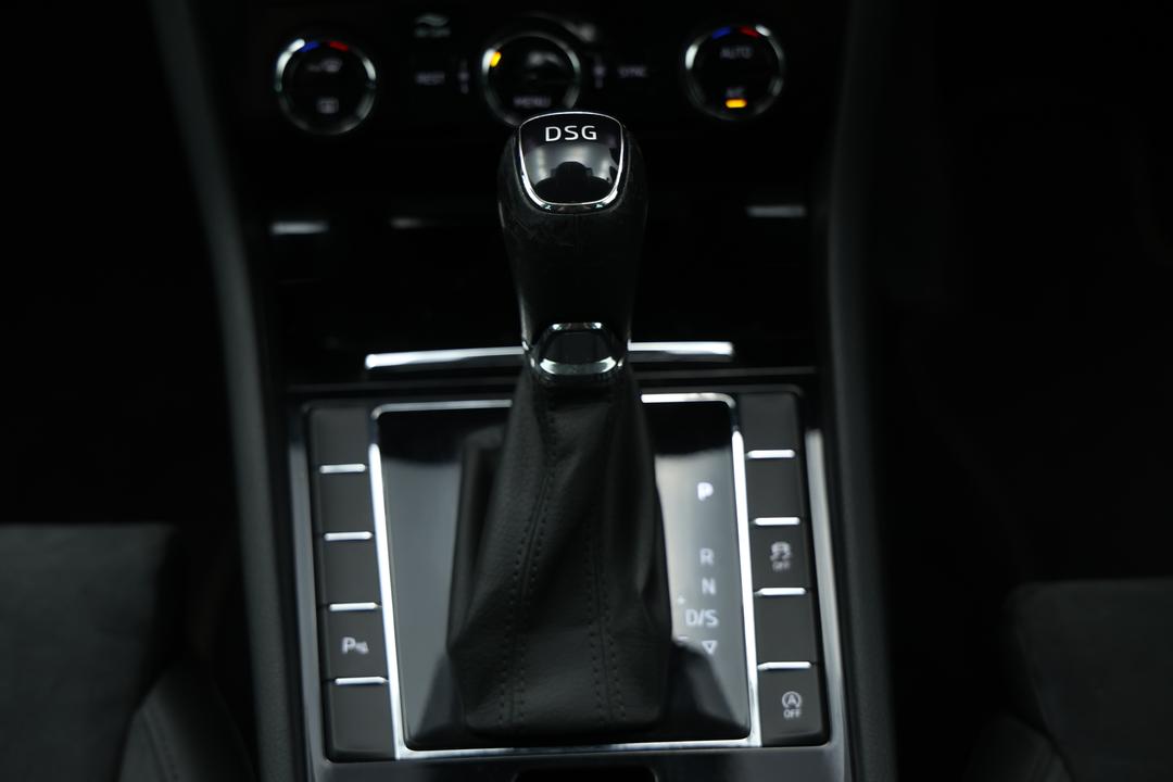 2018 SKODA Superb 162 Tsi, Automatic, 95271 km, Gear Lever 