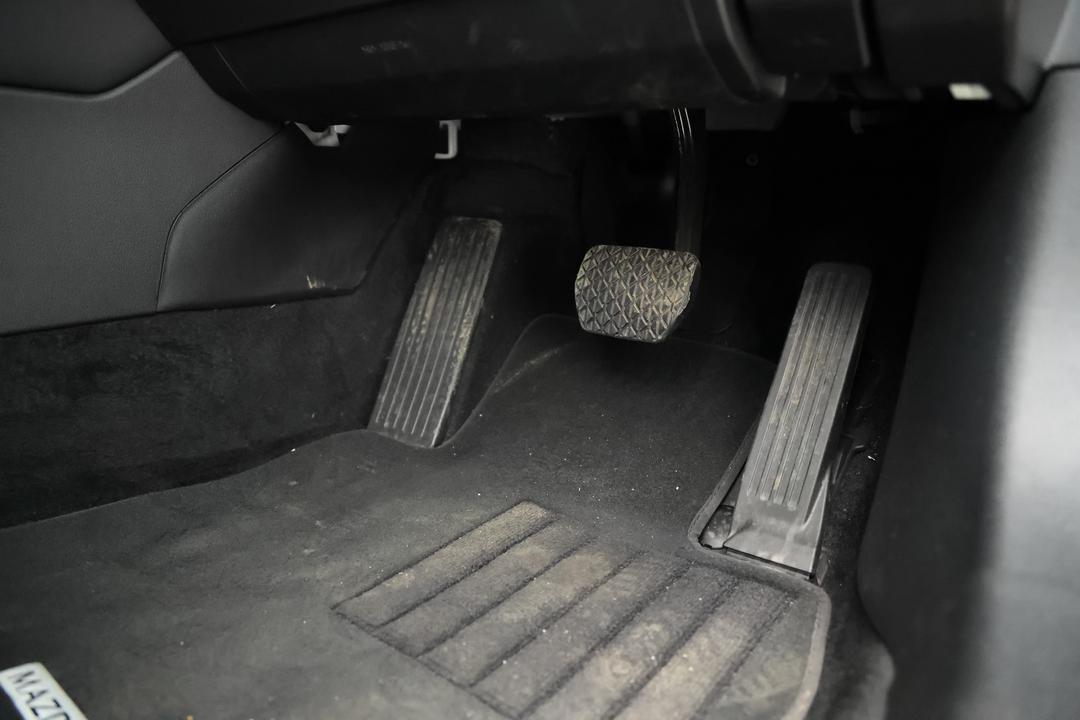 2022 Mazda 3 G20 Touring, Automatic, 56478 km, Pedals and Footmat