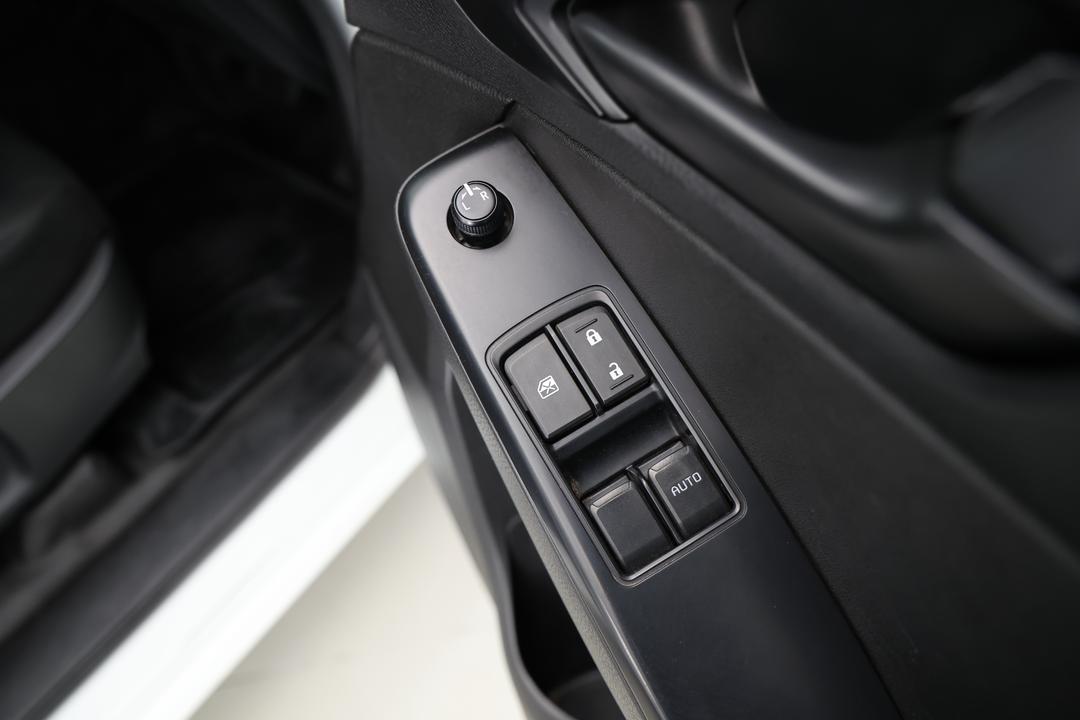 2020 Isuzu D-MAX Sx High Ride (4x2), Automatic, 107804 km, Drivers Side Door Panel Controls