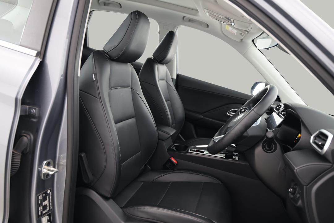 2025 MG ZS Essence Turbo, Automatic, 18216 km, Right Side Front Door Cabin View