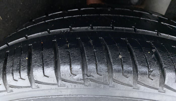 2016 Maruti Vitara Brezza VDI OPT, Diesel, Manual, 32,186 km, Left Rear Tyre Tread