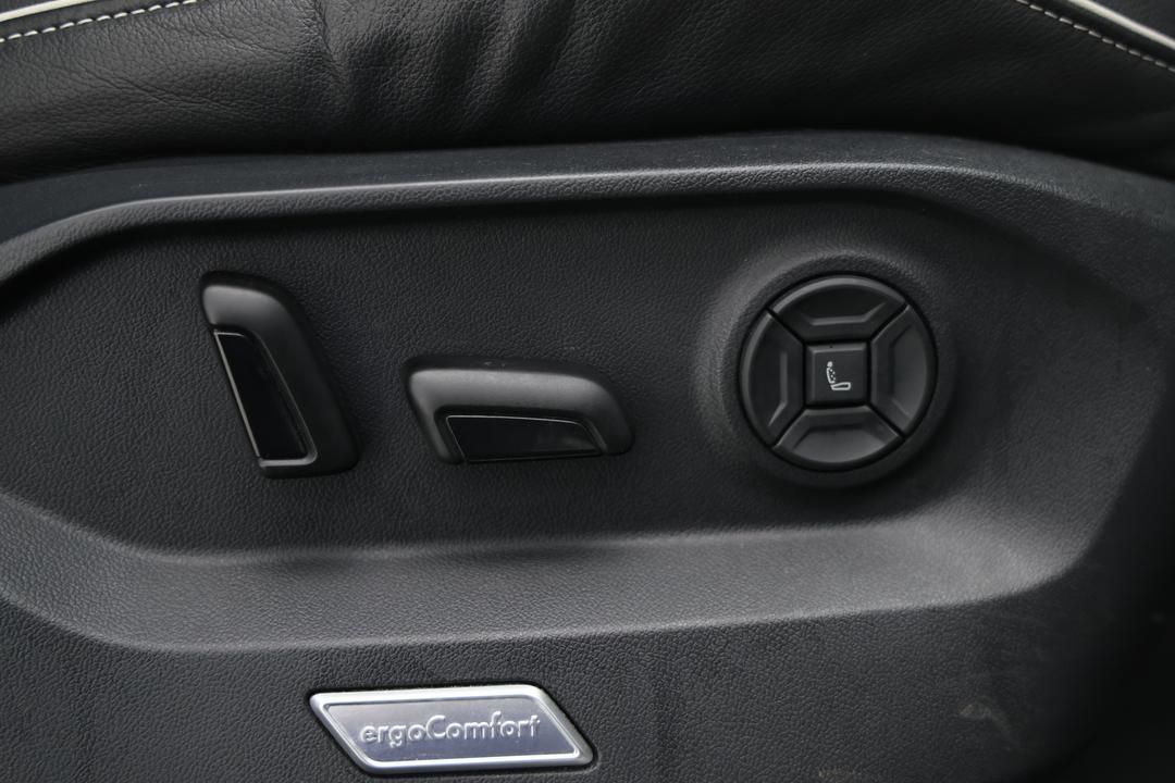 2022 Volkswagen Touareg 210tdi Elegance, Automatic, 74805 km, Drivers Side Door Panel Controls
