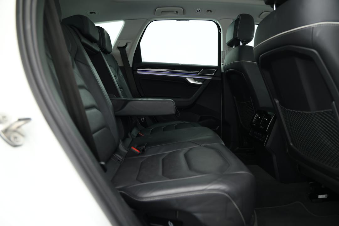 2022 Volkswagen Touareg 210tdi Elegance, Automatic, 74805 km, Right Side Rear Door Cabin View