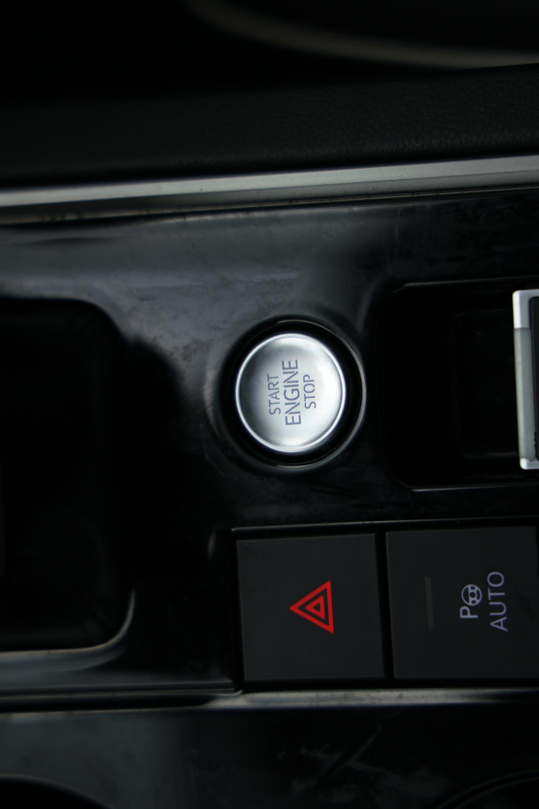 2022 Volkswagen Touareg 210tdi Elegance, Automatic, 74805 km, Steering Wheel Close-up