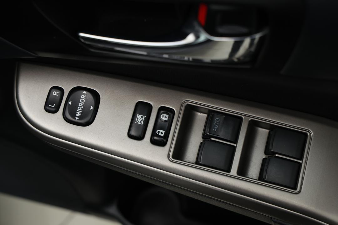2016 Toyota Aurion At-X, Automatic, 106114 km, Drivers Side Door Panel Controls