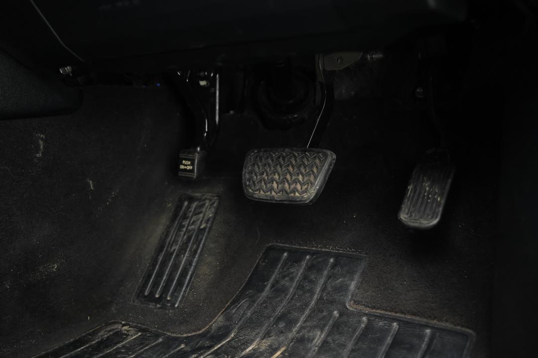 2016 Toyota Aurion At-X, Automatic, 106114 km, Pedals and Footmat