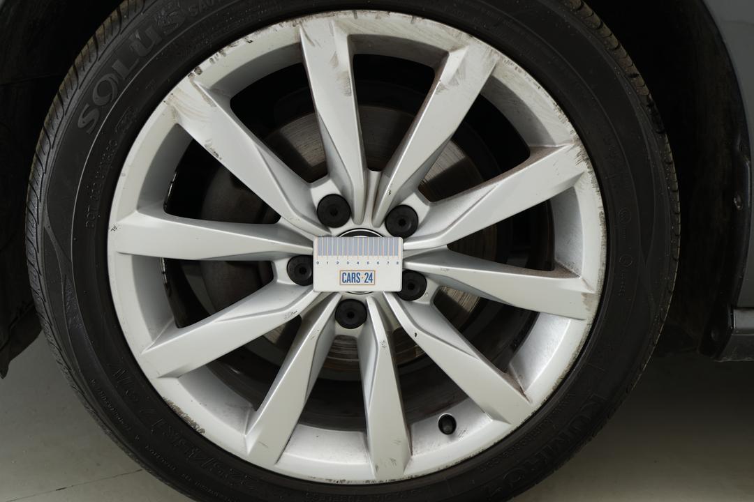 2020 Volkswagen Golf 110 Tsi Comfortline, Automatic, 100676 km, Wheels Rim Front RHS Gutter Rash
