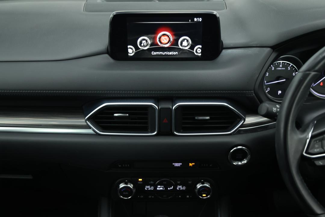 2017 Mazda CX-5 Gt (4x4), Automatic, 95984 km, Steering Wheel Close-up