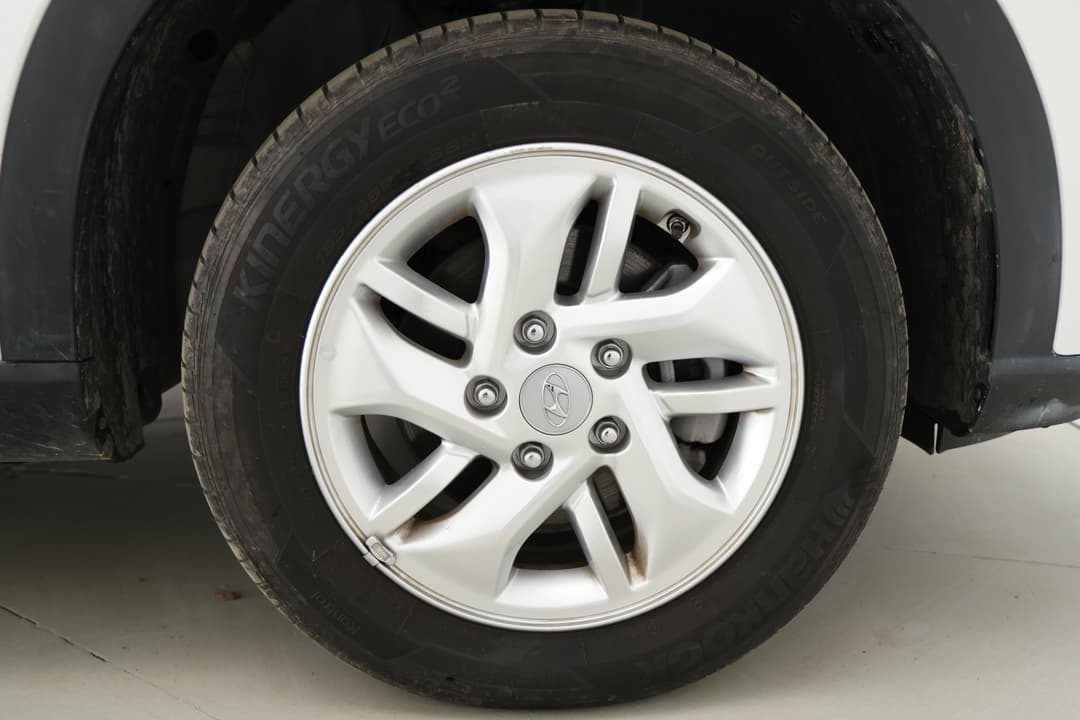2025 Hyundai Venue -, Automatic, 22368 km, Right Front Wheel