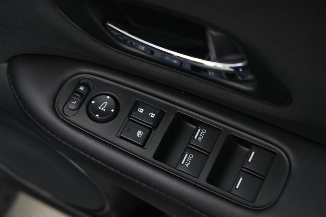 2020 Honda HR-V Vti, Automatic, 59457 km, Right Side Front Door Cabin View