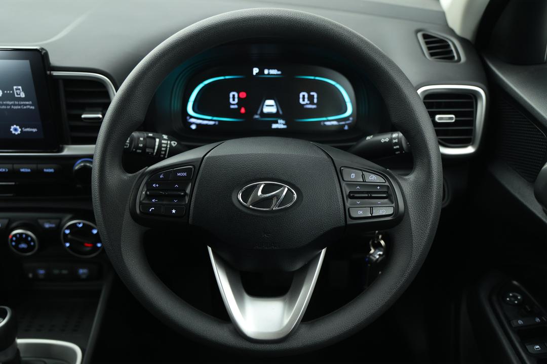 2025 Hyundai Venue -, Automatic, 20723 km, Center Console