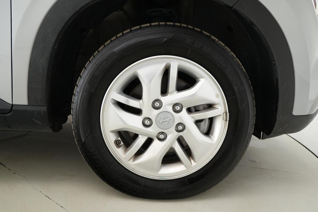 2025 Hyundai Venue -, Automatic, 20723 km, Right Front Wheel