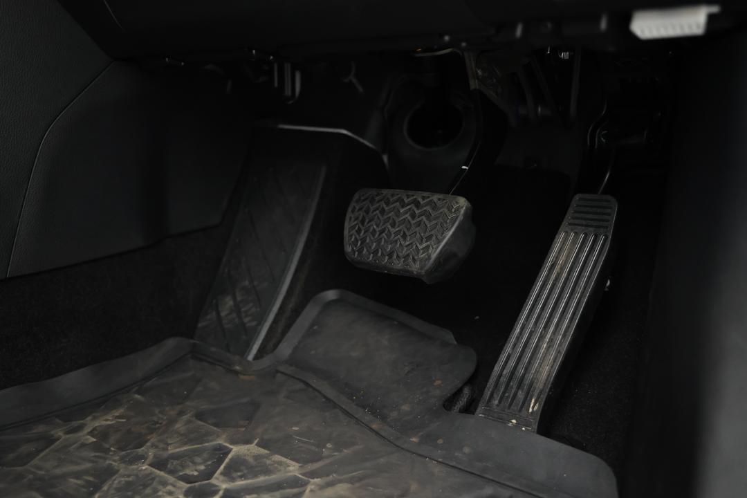 2025 Toyota RAV4 Gx (AWD) Hybrid, Automatic, 8877 km, Pedals and Footmat