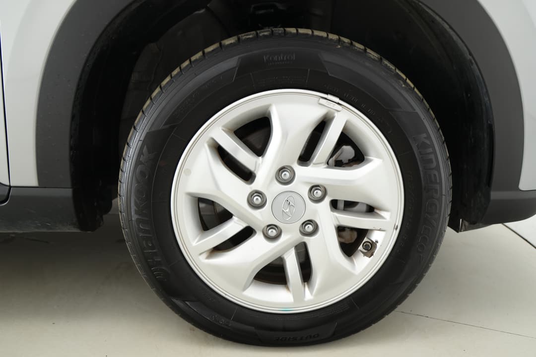 2025 Hyundai Venue -, Automatic, 26529 km, Right Front Wheel