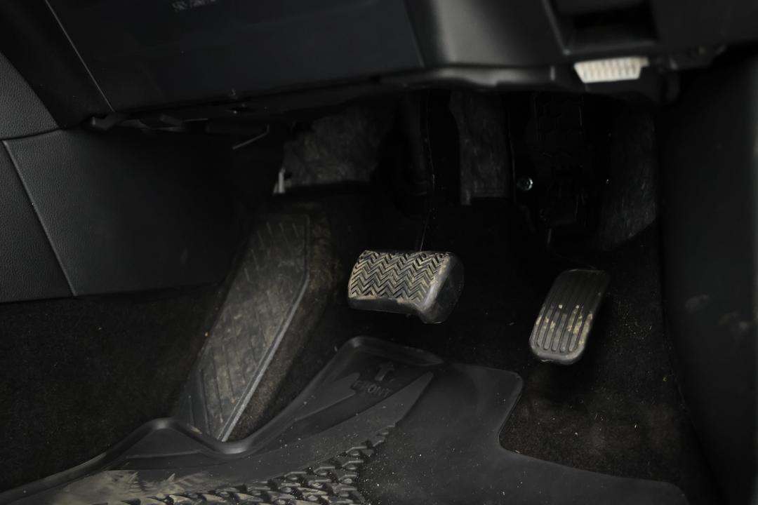 2023 Toyota Corolla Cross Atmos 2WD Hybrid, Automatic, 18591 km, Pedals and Footmat