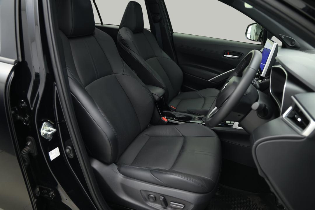 2023 Toyota Corolla Cross Atmos 2WD Hybrid, Automatic, 18591 km, Right Side Front Door Cabin View
