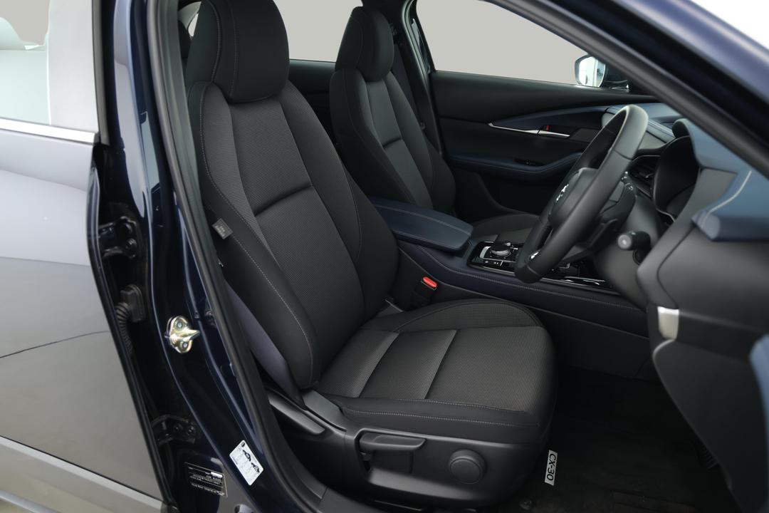 2025 Mazda CX-30 G20 Evolve (FWD), Automatic, 3965 km, Right Side Front Door Cabin View
