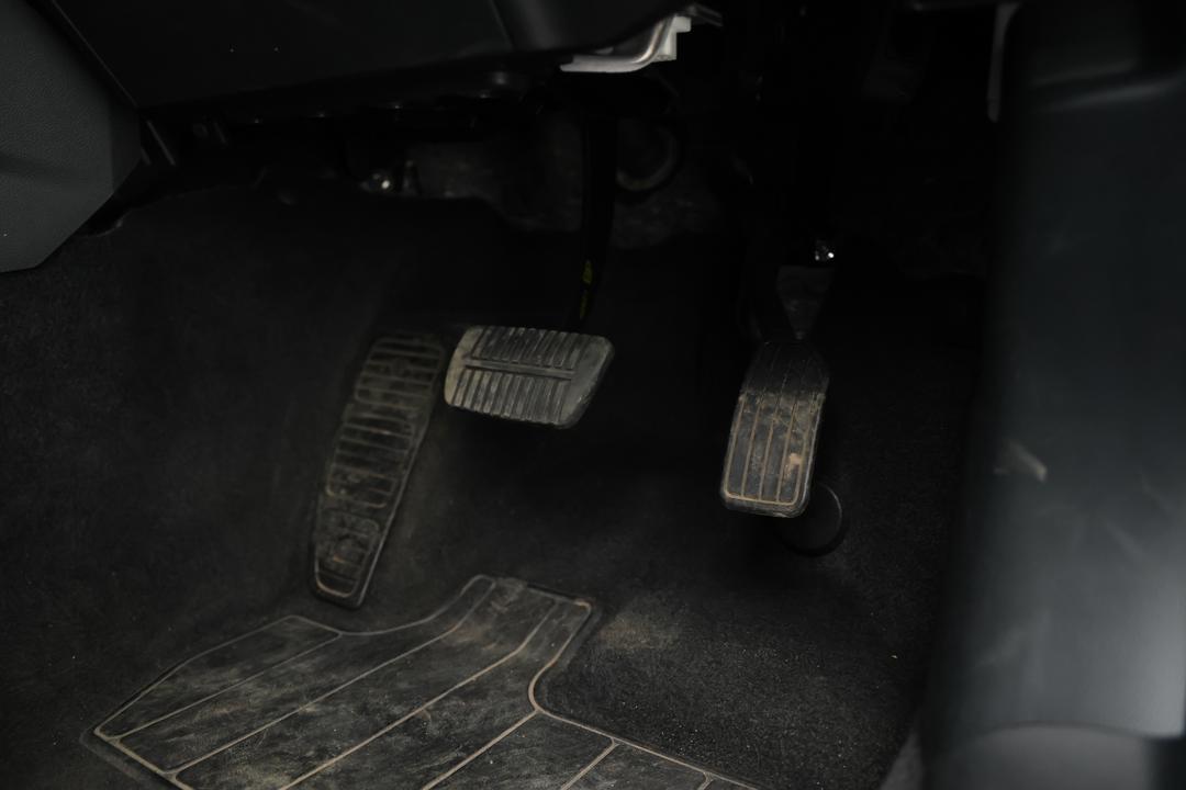 2024 Subaru Forester 2.5i (AWD), Automatic, 49340 km, Pedals and Footmat