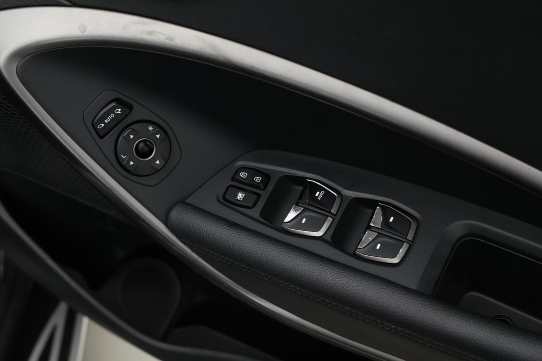 2016 Hyundai Santa Fe Highlander Crdi (4x4), Automatic, 80388 km, Drivers Side Door Panel Controls