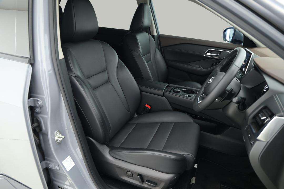2023 Nissan X-trail St-l (4WD) 7 Seat, Automatic, 34671 km, Right Side Front Door Cabin View