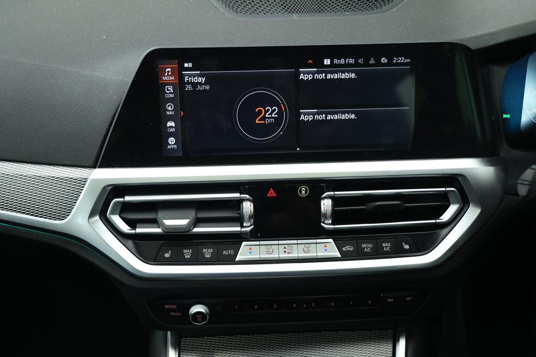 2022 BMW 3 30i M Sport, Automatic, 68408 km, Center Console