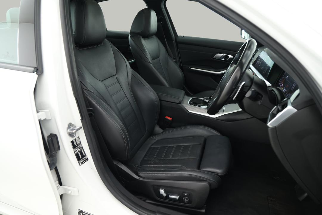 2022 BMW 3 30i M Sport, Automatic, 68408 km, Right Side Front Door Cabin View
