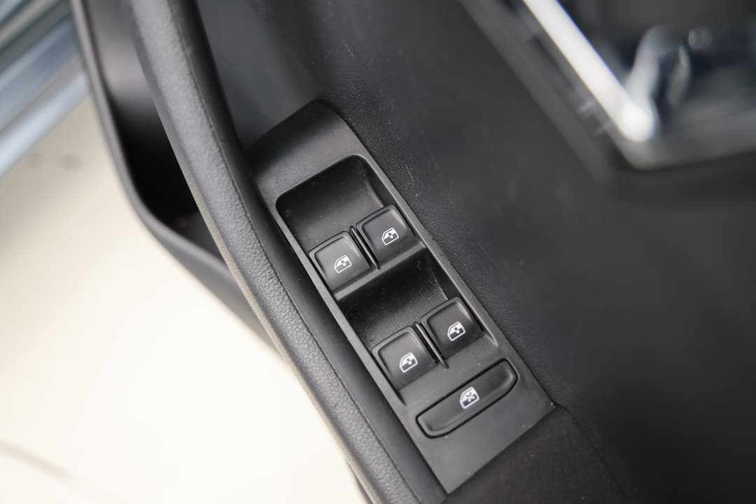 2018 SKODA Fabia 81 Tsi, Automatic, 108059 km, Drivers Side Door Panel Controls