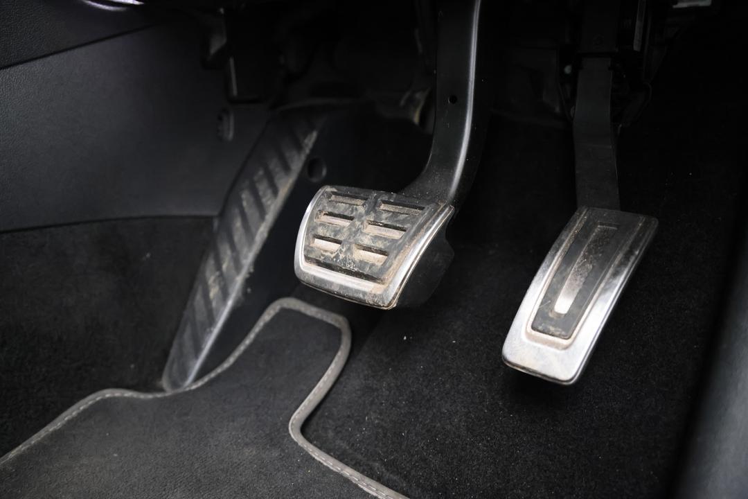 2021 Volkswagen Tiguan 162tsi R-line, Automatic, 58802 km, Pedals and Footmat