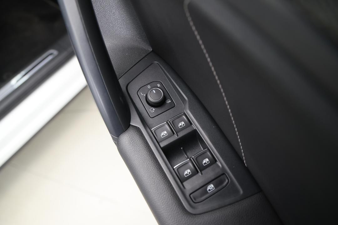 2021 Volkswagen Tiguan 162tsi R-line, Automatic, 58802 km, Drivers Side Door Panel Controls