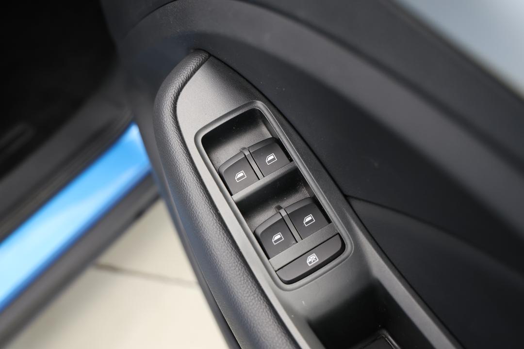 2022 MG ZS Excite, Automatic, 21807 km, Drivers Side Door Panel Controls