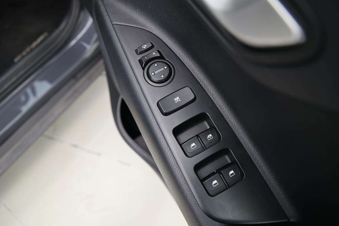 2022 Kia Stonic Sport, Automatic, 68308 km, Drivers Side Door Panel Controls