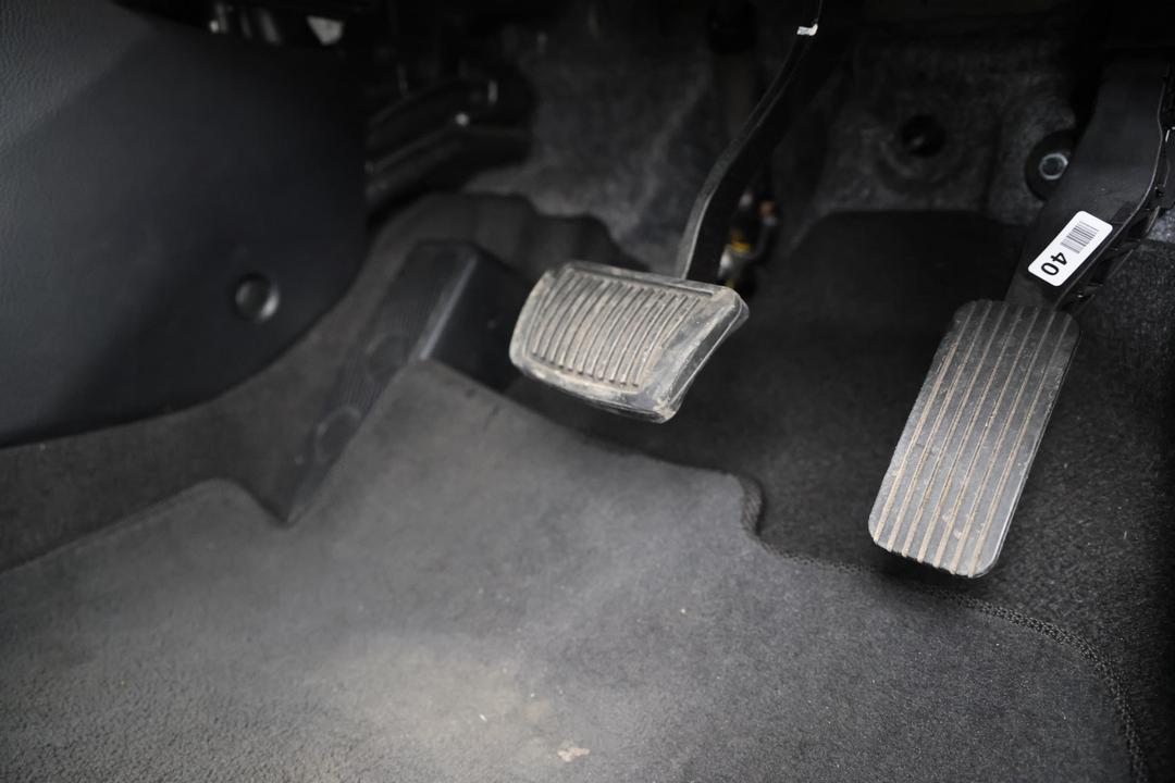 2022 Kia Stonic Sport, Automatic, 68308 km, Pedals and Footmat