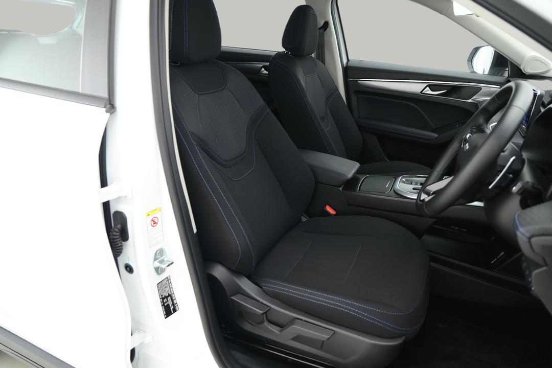 2025 GWM Haval Jolion Premium, Automatic, 5853 km, Right Side Front Door Cabin View