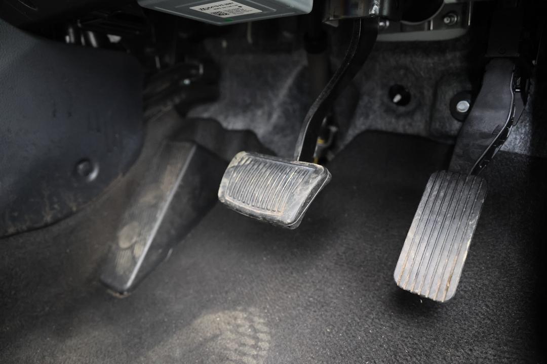 2024 Kia Stonic S, Automatic, 30280 km, Pedals and Footmat