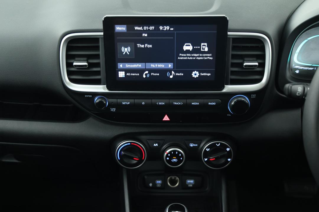 2025 Hyundai Venue -, Automatic, 24105 km, Center Console