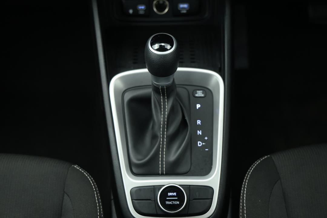 2025 Hyundai Venue -, Automatic, 24105 km, Gear Lever 