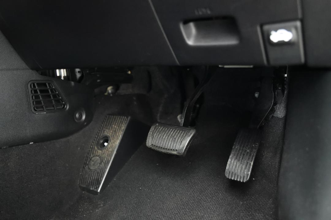 2025 Hyundai Venue -, Automatic, 24105 km, Pedals and Footmat