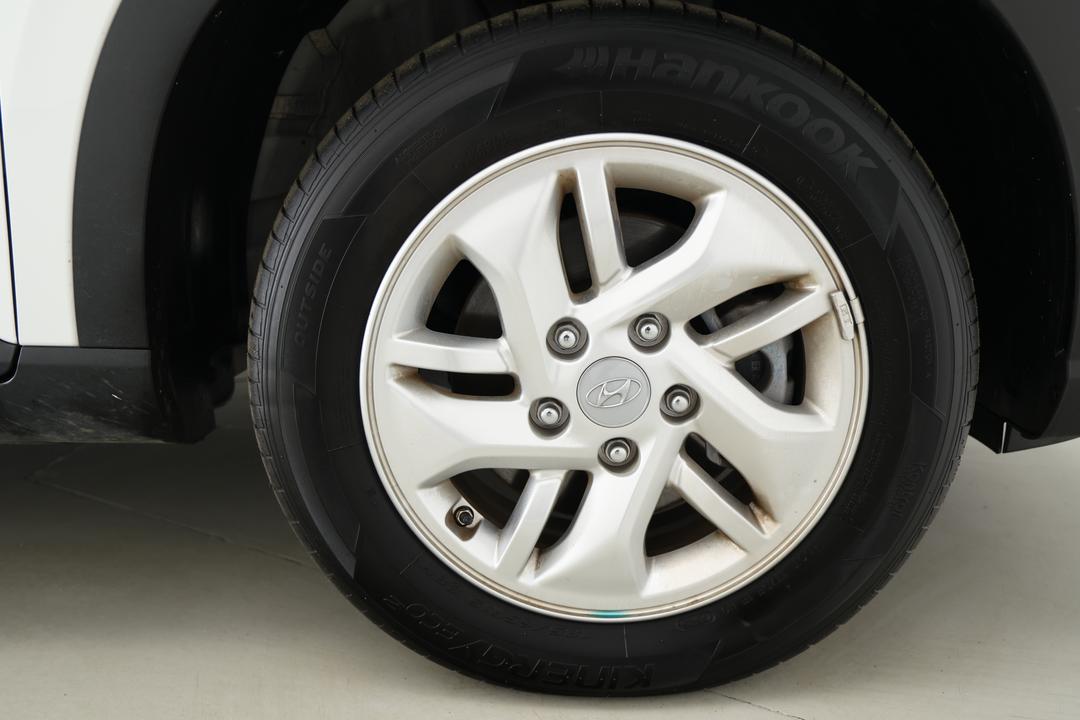 2025 Hyundai Venue -, Automatic, 24105 km, Right Front Wheel