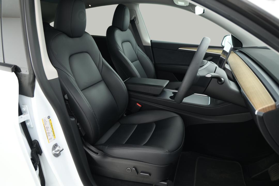 2023 Tesla Model Y Rear-wheel Drive, Automatic, 37272 km, Right Side Front Door Cabin View