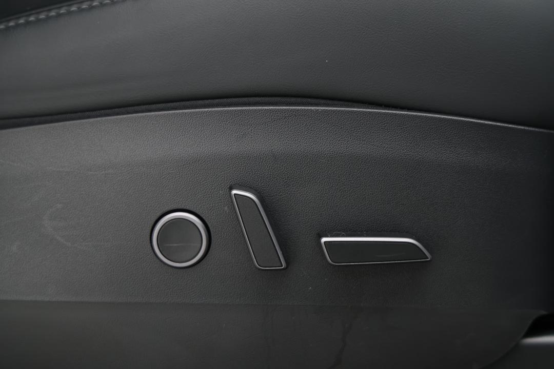 2023 Tesla Model Y Rear-wheel Drive, Automatic, 37272 km, Drivers Side Adjustment Panel