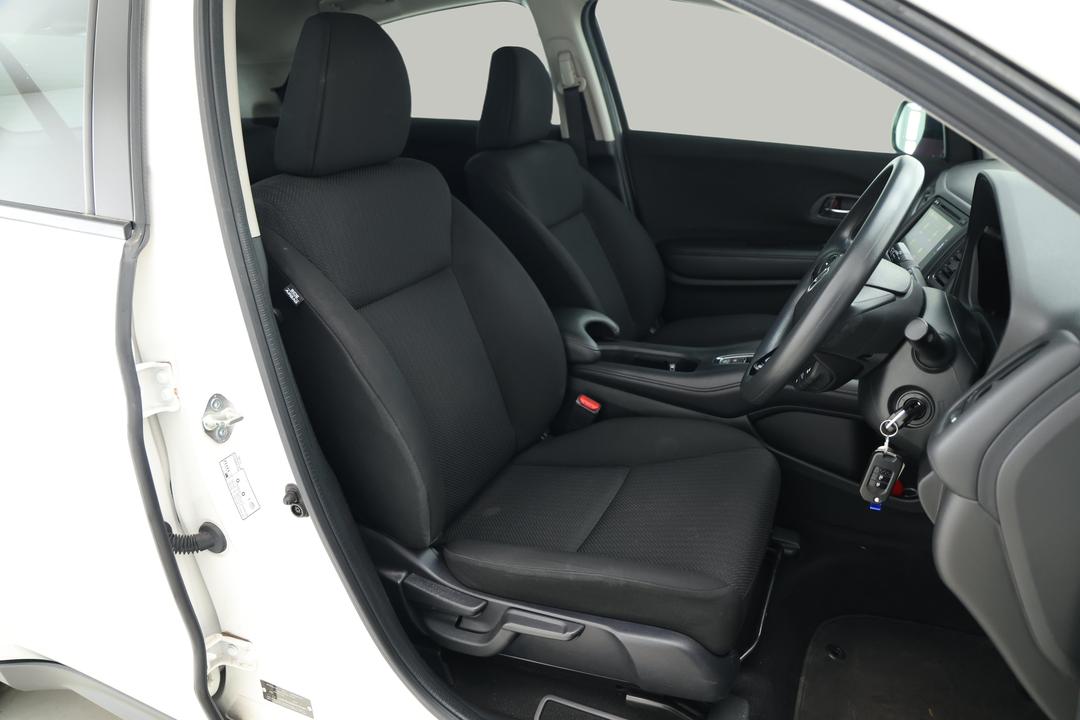 2017 Honda HR-V Vti, Automatic, 109566 km, Right Side Front Door Cabin View