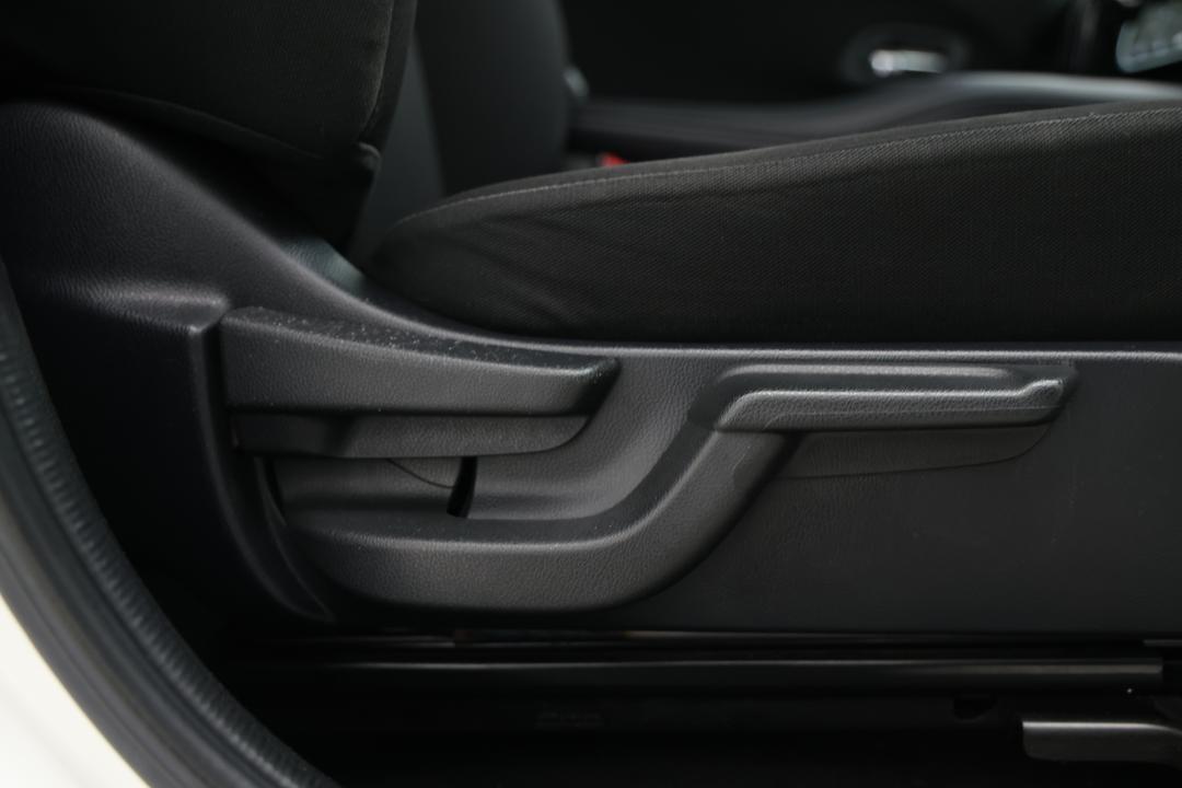 2017 Honda HR-V Vti, Automatic, 109566 km, Drivers Side Adjustment Panel
