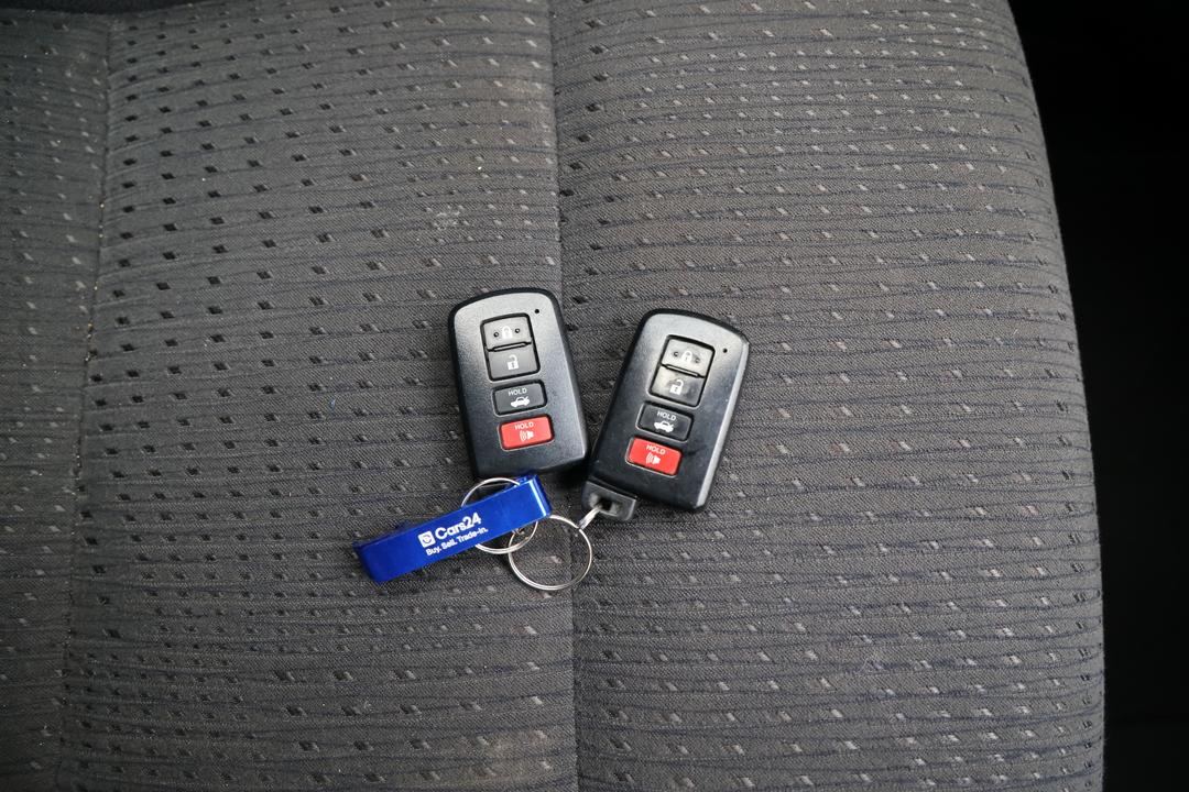 2016 Toyota Camry Atara S, Automatic, 69465 km, Key Close-up