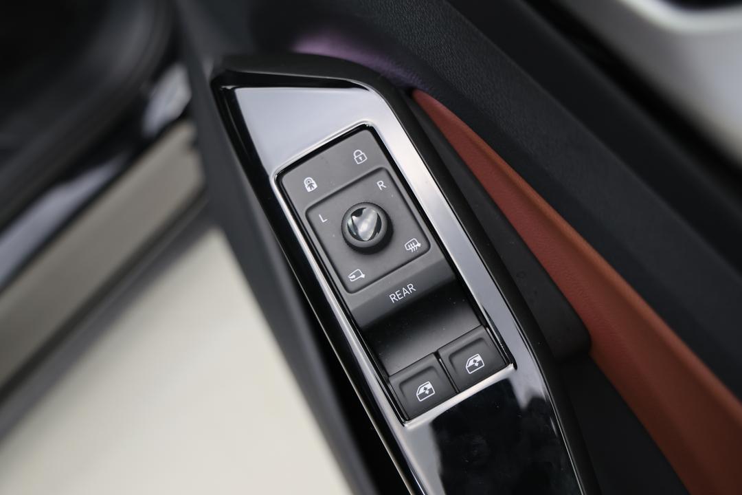 2025 Volkswagen Id.4 Pro, Automatic, 7132 km, Drivers Side Door Panel Controls