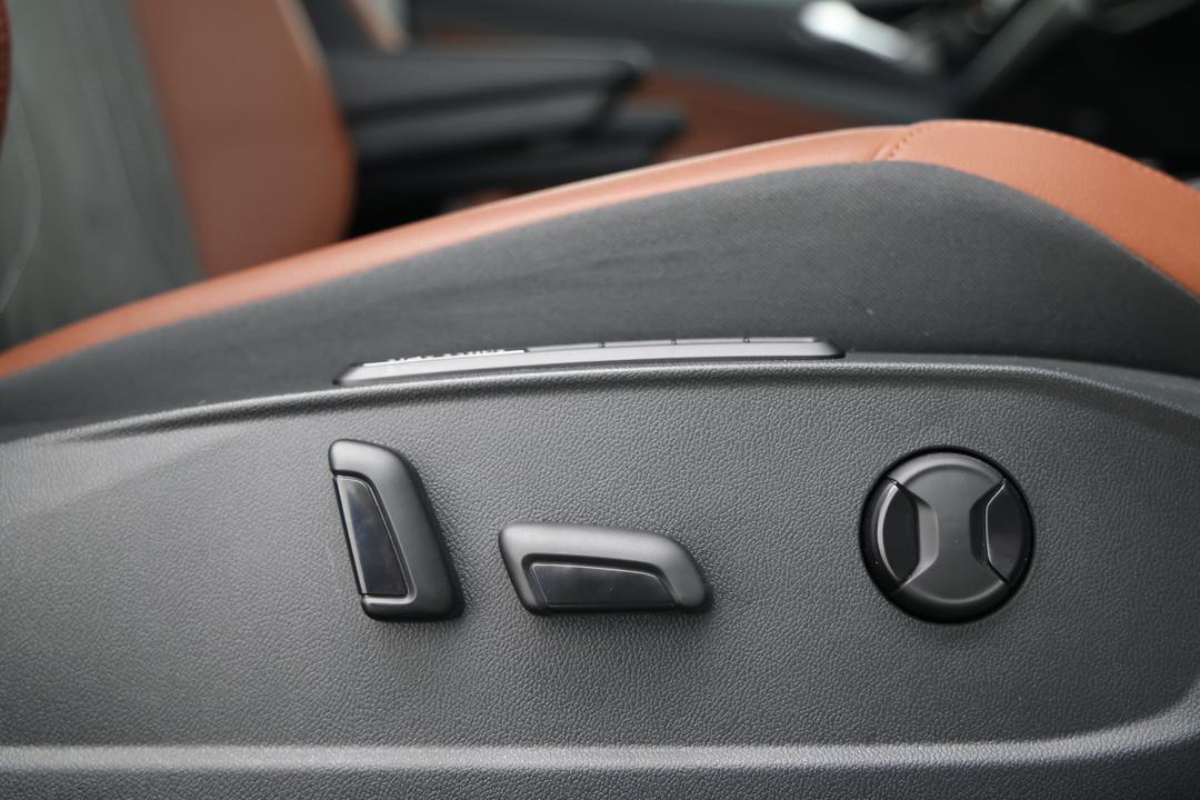 2025 Volkswagen Id.4 Pro, Automatic, 7132 km, Drivers Side Adjustment Panel