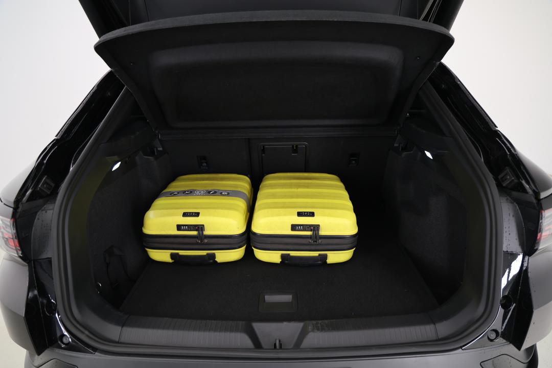 2025 Volkswagen Id.4 Pro, Automatic, 7132 km, Boot Inside View with Luggage